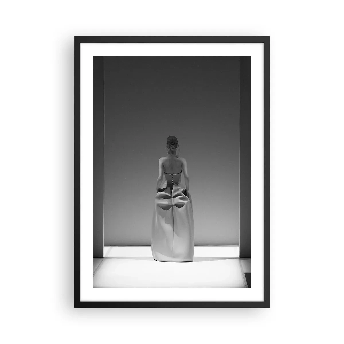 Plakát v černém rámu - Minimalistická černobílá fotografie ženy na molu. - 50x70cm - Rafinovaná jednoduchost - Moderní nástěnná dekorace do obývacího pokoje a ložnice ARTTOR