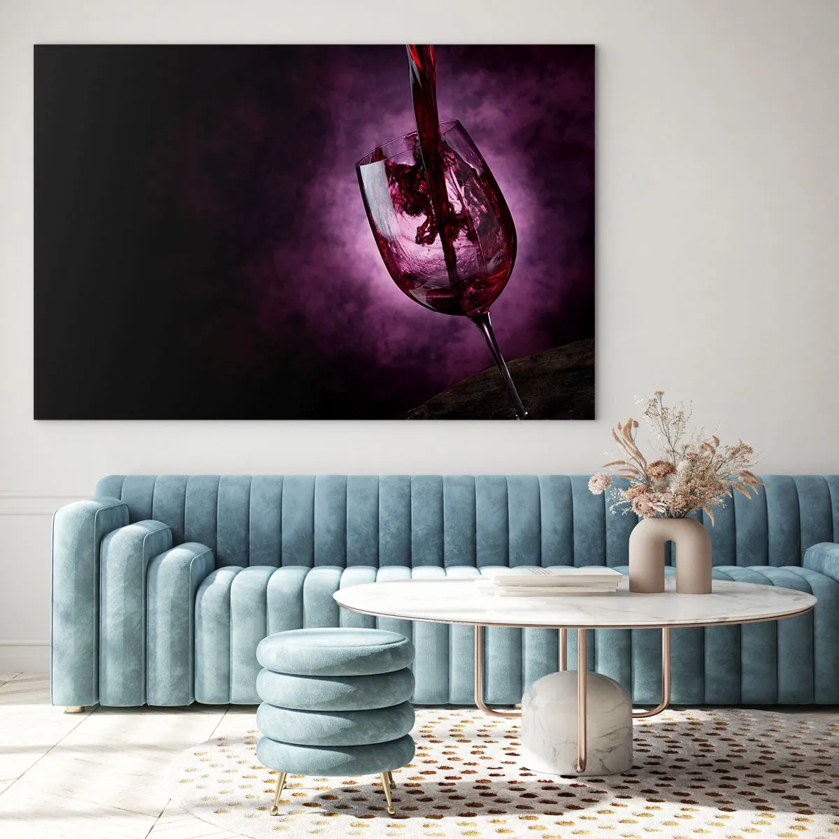 Obraz na skle - Červené víno nalévané do sklenice na fialovém pozadí - 70x50cm - Šarlatová? Karmín? Ne, rubín. - Moderní nástěnná dekorace do obývacího pokoje a ložnice ARTTOR