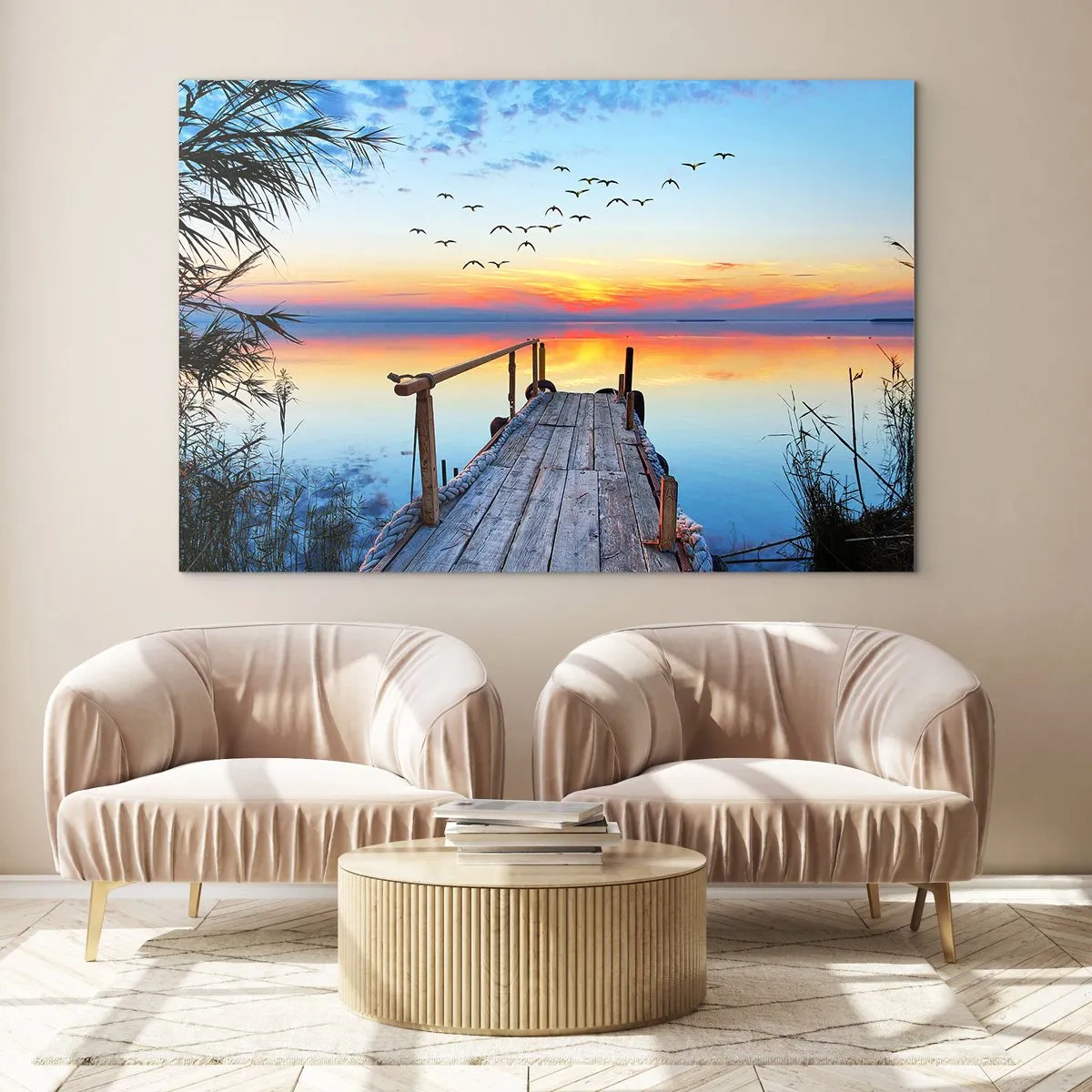 Obraz na skle - Dřevěné molo nad jezerem při západu slunce s hejnem ptáků létajících nad hlavou - 70x50cm - Je čas vrátit se… - Moderní nástěnná dekorace do obývacího pokoje a ložnice ARTTOR