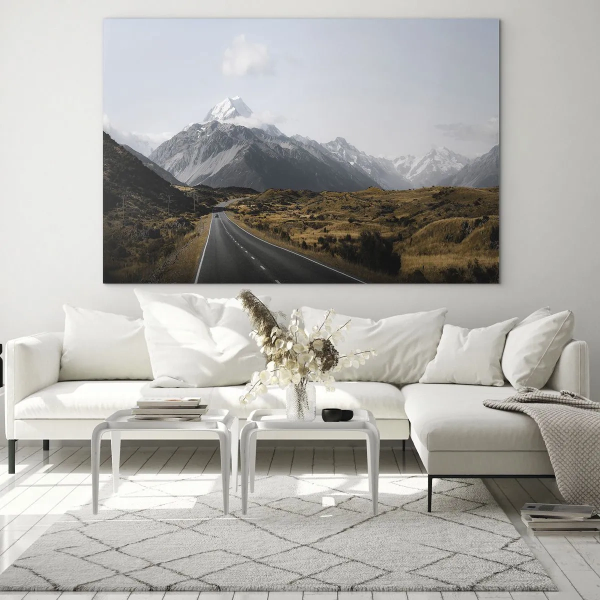 Obraz na skle - Asfaltová silnice vedoucí k zasněženým horám - 70x50cm - Cesta do srdce hor - Moderní nástěnná dekorace do obývacího pokoje a ložnice ARTTOR