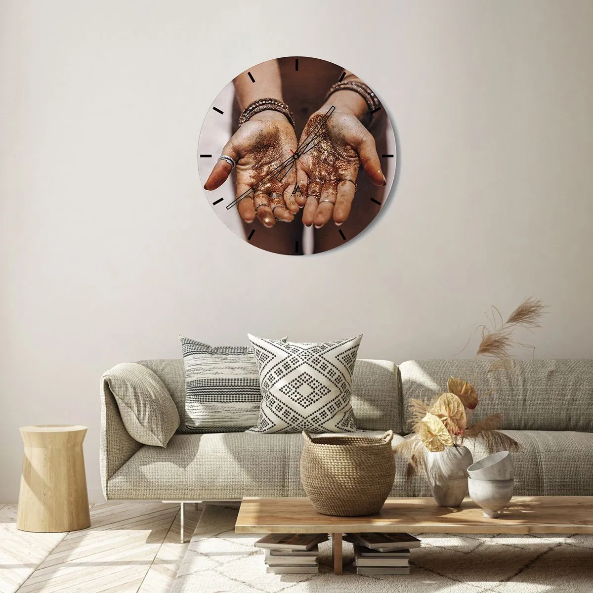 Nástěnné hodiny - Ženské ruce pokryté zlatými třpytkami - 30x30cm - Dárek pro tebe - Moderní nástěnná dekorace do obývacího pokoje, kuchyně a ložnice ARTTOR