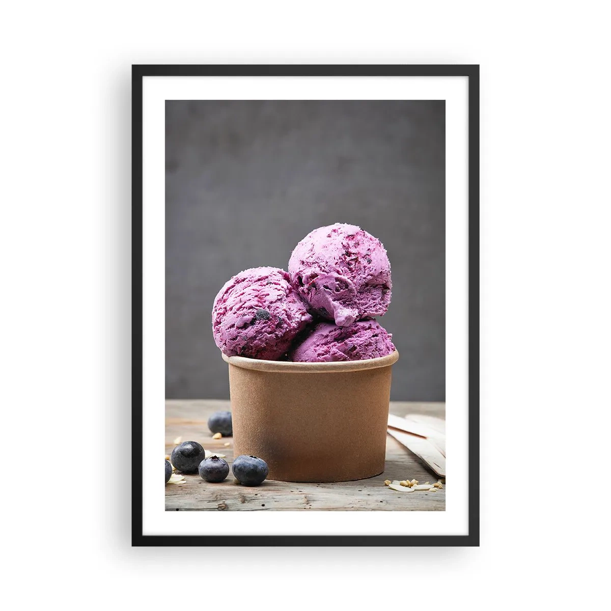 Plakát v černém rámu - Kopečky borůvkové zmrzliny v papírovém kelímku - 50x70cm - Sladkost a chlad - Moderní nástěnná dekorace do obývacího pokoje a ložnice ARTTOR