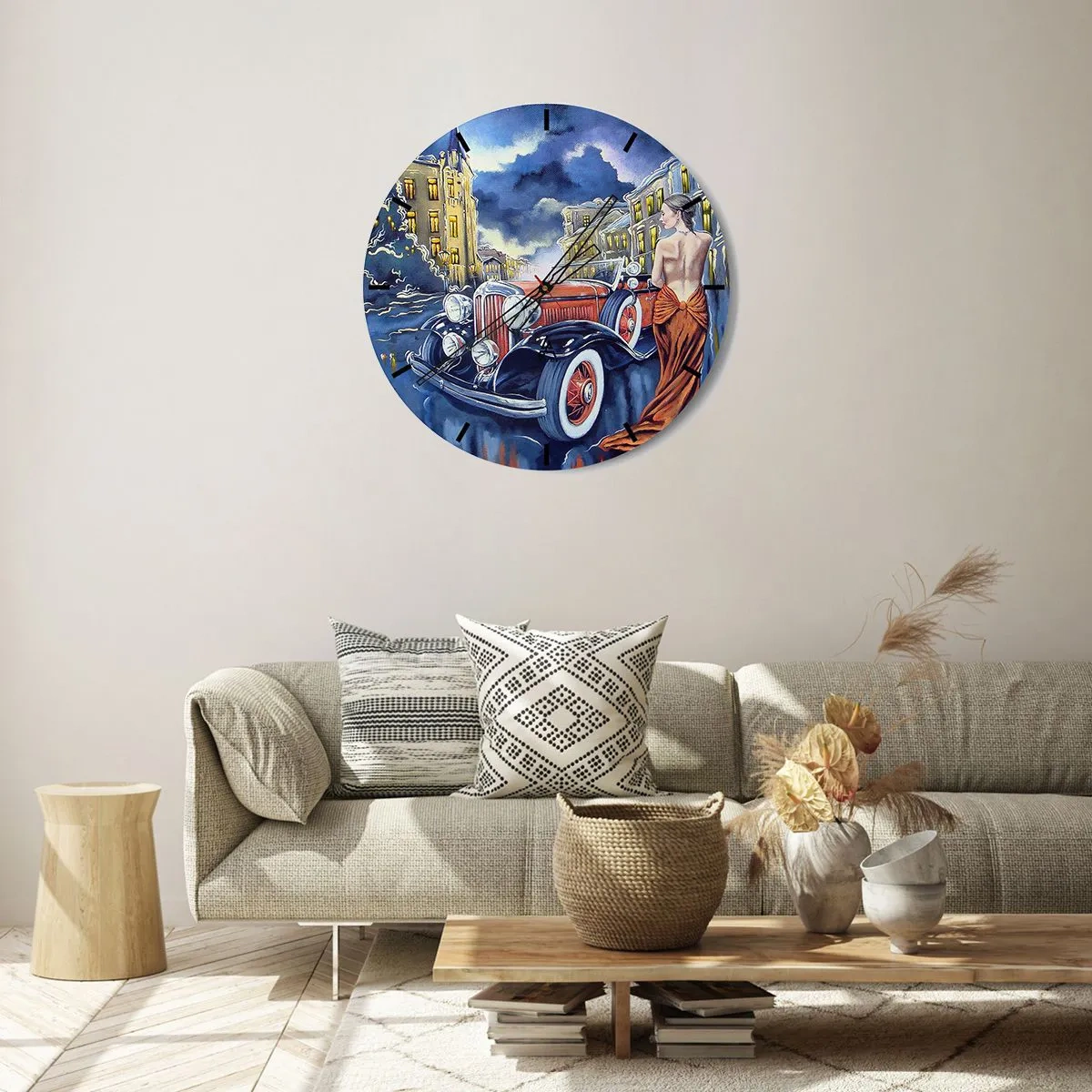 Nástěnné hodiny - Žena v oranžových šatech vedle retro auta s městem v pozadí. - 30x30cm - Nokturno v modré a korálové - Moderní nástěnná dekorace do obývacího pokoje, kuchyně a ložnice ARTTOR