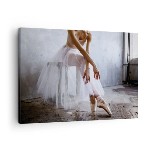 Obraz na plátně - Baletka v jemné póze na industriálním pozadí - 70x50cm - Než se rozsvítí světla rampy - Moderní nástěnná dekorace do obývacího pokoje a ložnice ARTTOR