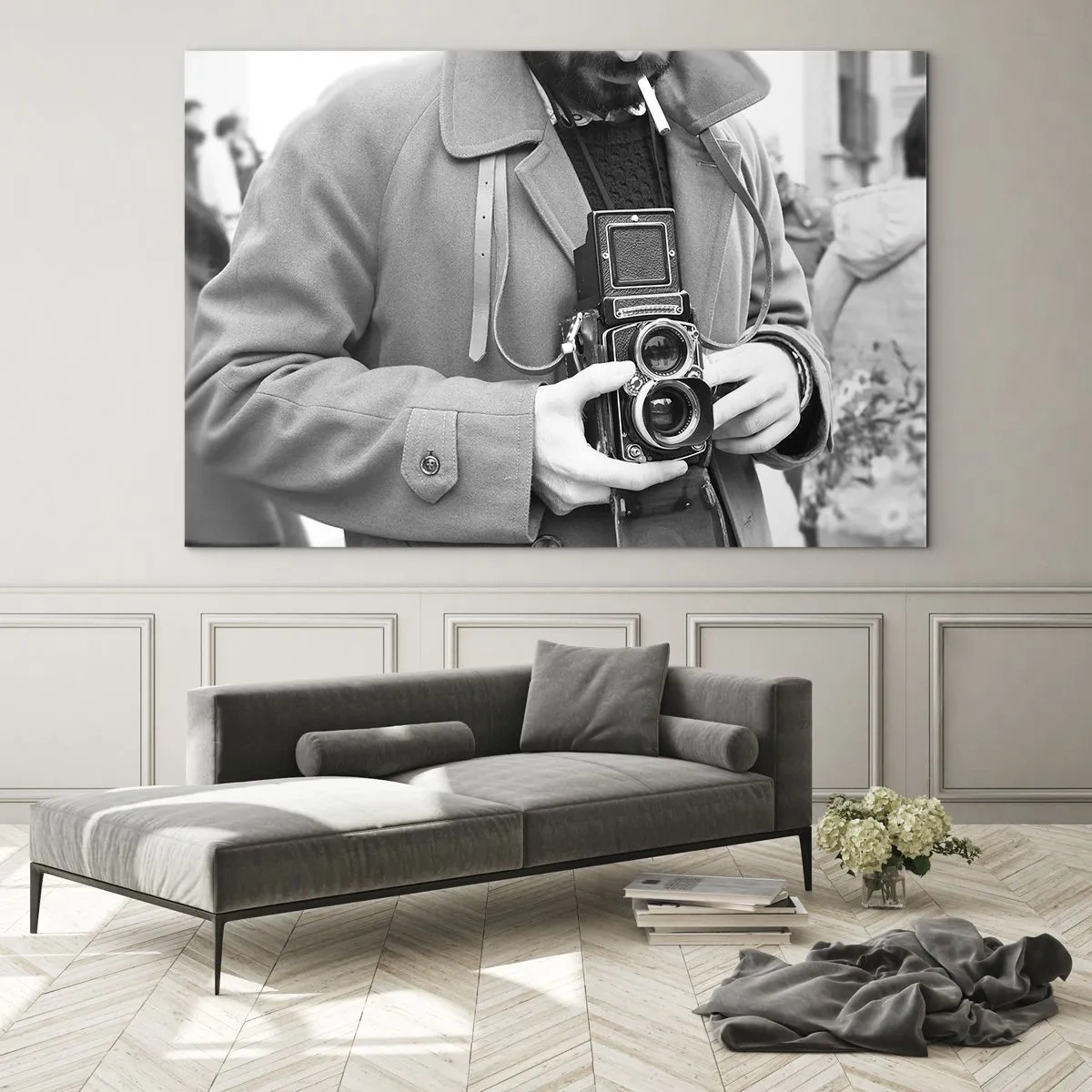 Obraz na skle - Černobílá fotografie muže s analogovým fotoaparátem - 70x50cm - V retro stylu - Moderní nástěnná dekorace do obývacího pokoje a ložnice ARTTOR