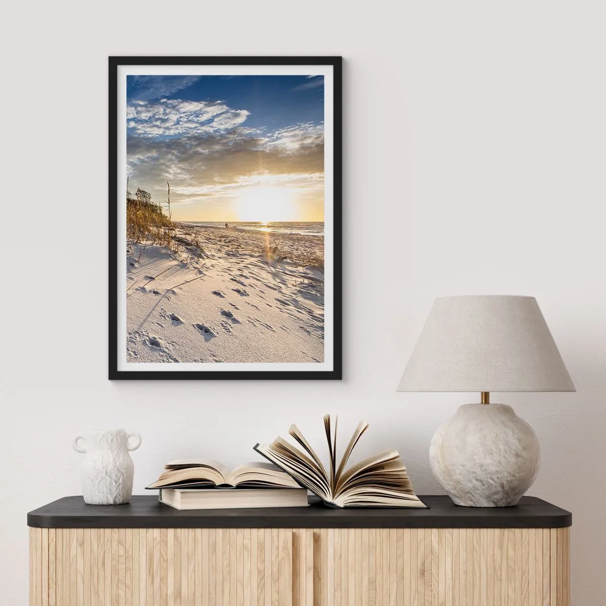 Plakát v černém rámu - Písečná pláž ozářená zapadajícím sluncem - 50x70cm - Pozvánka na procházku - Moderní nástěnná dekorace do obývacího pokoje a ložnice ARTTOR