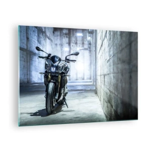 Obraz na skle - Motocykl v industriálním interiéru s betonovými zdmi - 70x50cm - Než zařve motor - Moderní nástěnná dekorace do obývacího pokoje a ložnice ARTTOR