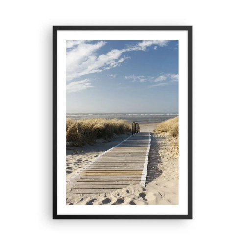 Plakát v černém rámu - Plážová cesta přes duny s modrou oblohou - 50x70cm - Za dunou, v šumění trávy - Moderní nástěnná dekorace do obývacího pokoje a ložnice ARTTOR
