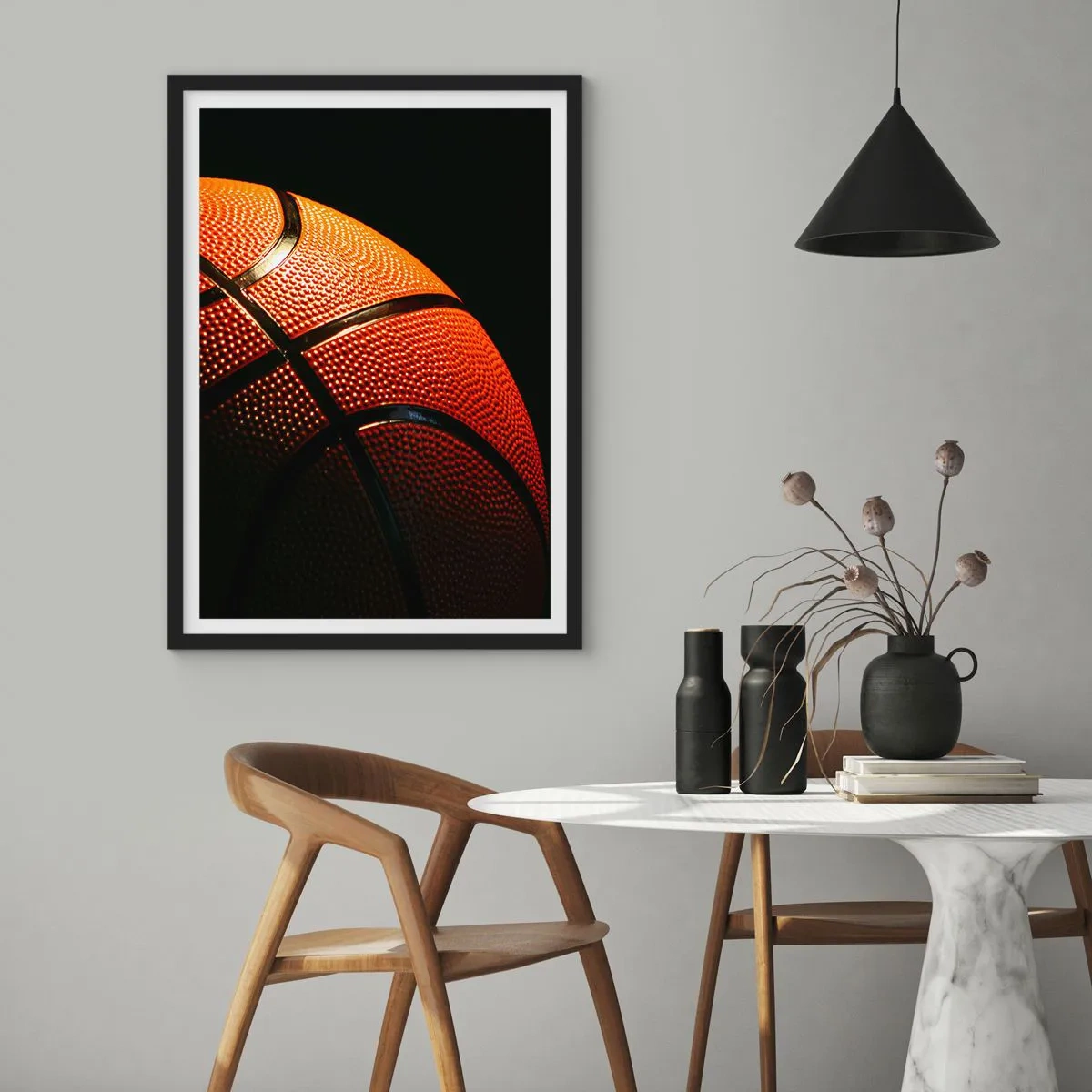 Plakát v černém rámu - Detail basketbalového míče v centru pozornosti - 50x70cm - Krásná jako planeta - Moderní nástěnná dekorace do obývacího pokoje a ložnice ARTTOR