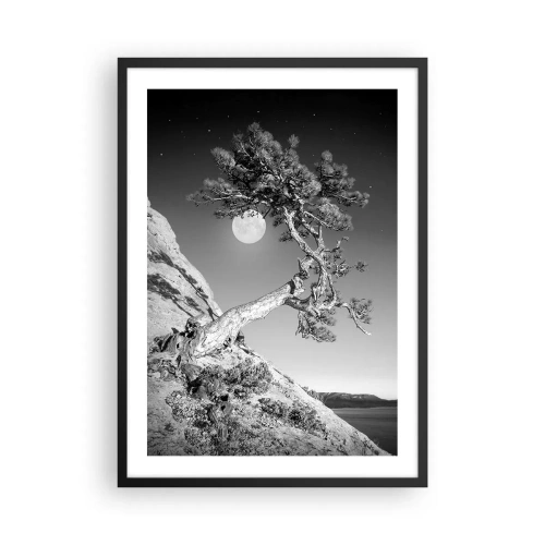 Plakát v černém rámu - Osamělý strom na kopci s úplňkem v pozadí, noční krajina - 50x70cm - Vítězná válečnice - Moderní nástěnná dekorace do obývacího pokoje a ložnice ARTTOR