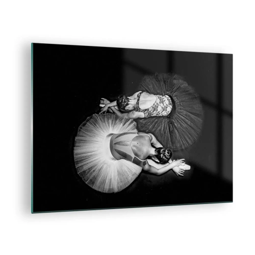 Obraz na skle - Dvě baletky v klidové póze v černobílých sukénkách - 70x50cm - Jin a jang – dokonalá rovnováha - Moderní nástěnná dekorace do obývacího pokoje a ložnice ARTTOR