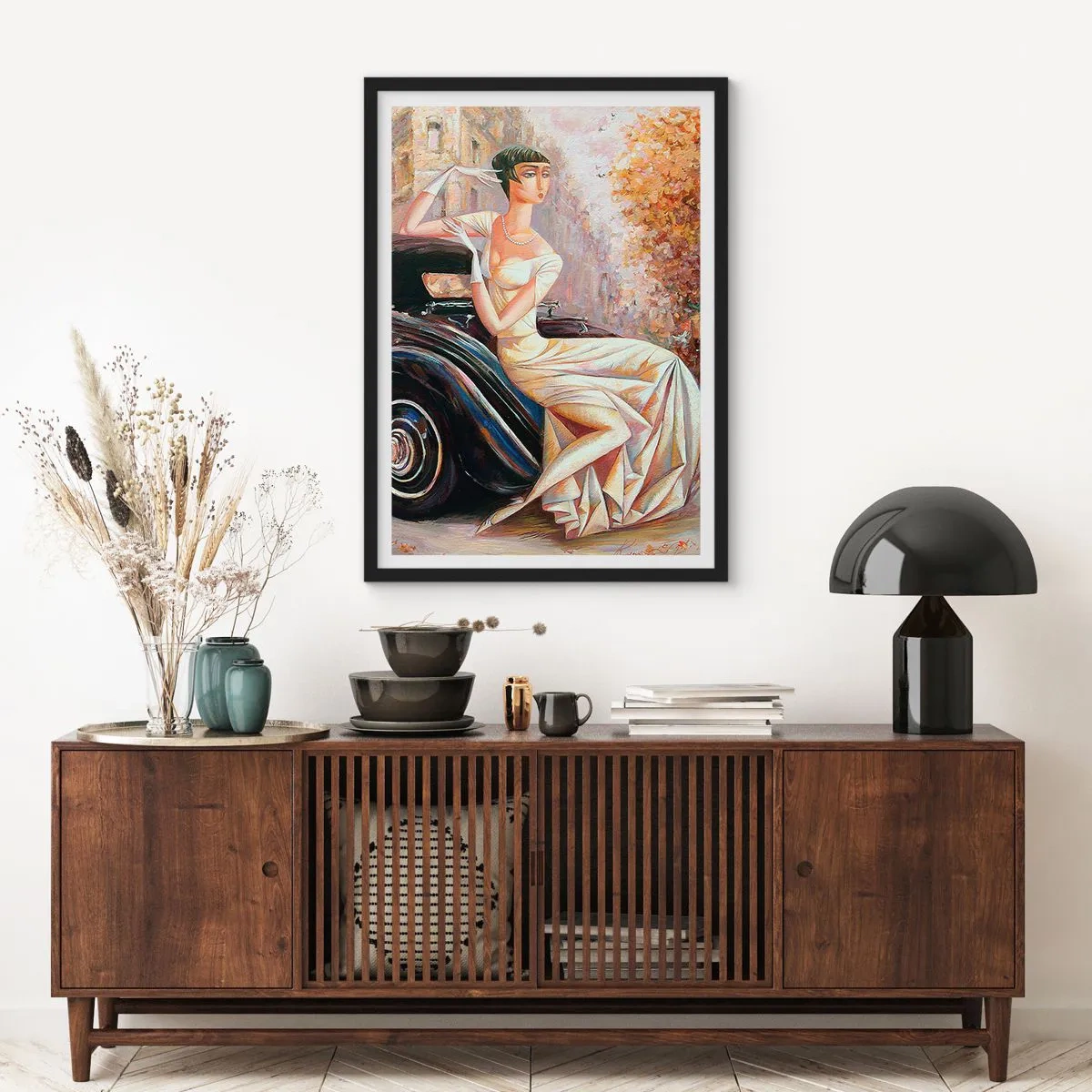 Plakát v černém rámu - Elegantní žena vedle retro auta v malířském stylu - 50x70cm - Elegance v retro stylu - Moderní nástěnná dekorace do obývacího pokoje a ložnice ARTTOR