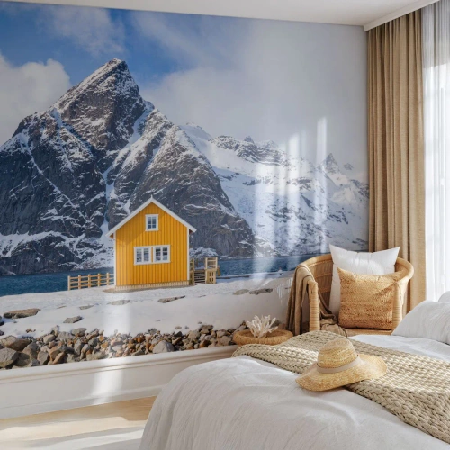 Fototapeta Standard Eco - Žlutý dům na pozadí zasněžených hor a fjordu - 100x70cm - Skandinávská dovolená - Moderní nástěnná dekorace do obývacího pokoje a ložnice ARTTOR