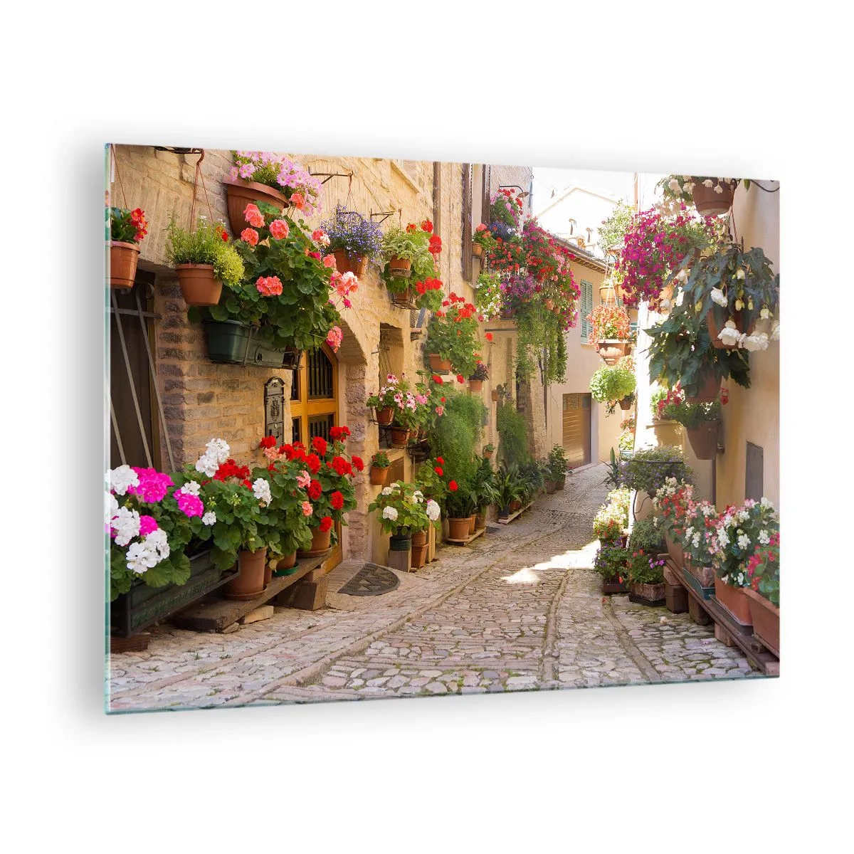 Obraz na skle - Malebná ulice s květinami v květináčích - 70x50cm - V záplavě květin - Moderní nástěnná dekorace do obývacího pokoje a ložnice ARTTOR