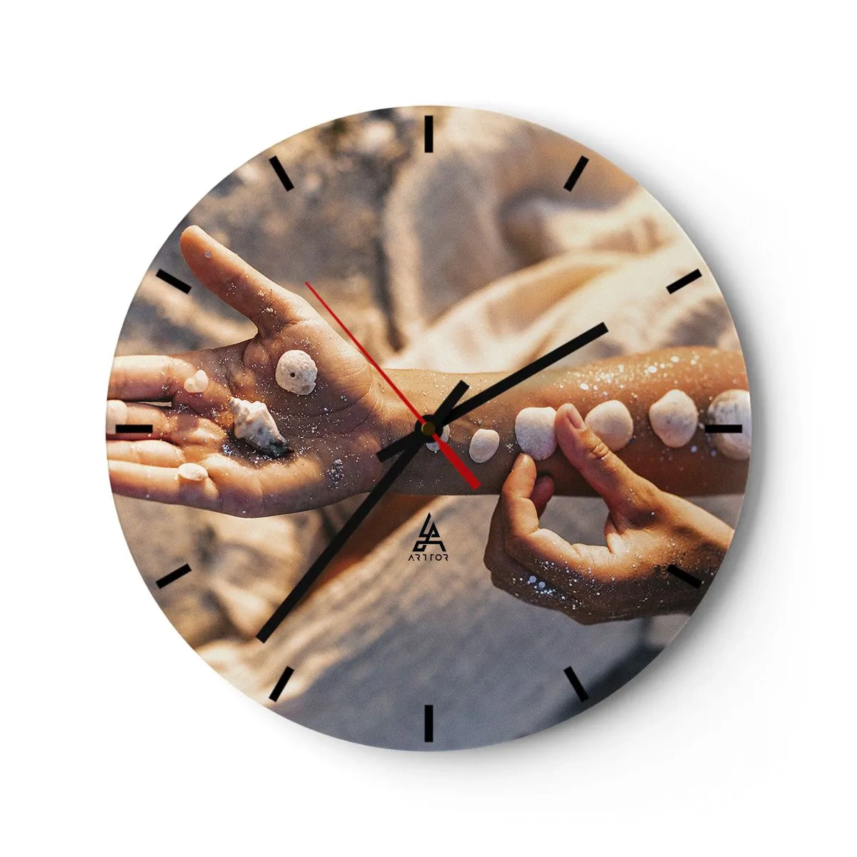 Nástěnné hodiny - Mušle umístěné na dětské ruce na pozadí písku - 30x30cm - Krása na dosah - Moderní nástěnná dekorace do obývacího pokoje, kuchyně a ložnice ARTTOR