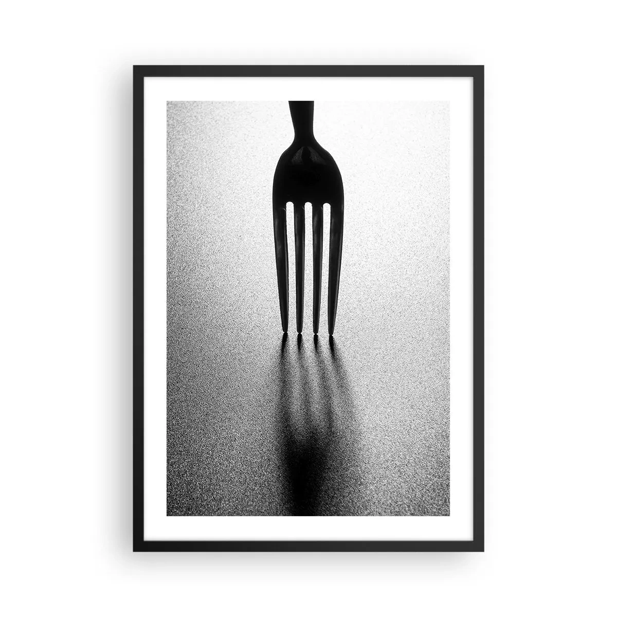 Plakát v černém rámu - Minimalistická černobílá fotografie vidličky a stínu. - 50x70cm - Světlo a stín - Moderní nástěnná dekorace do obývacího pokoje a ložnice ARTTOR