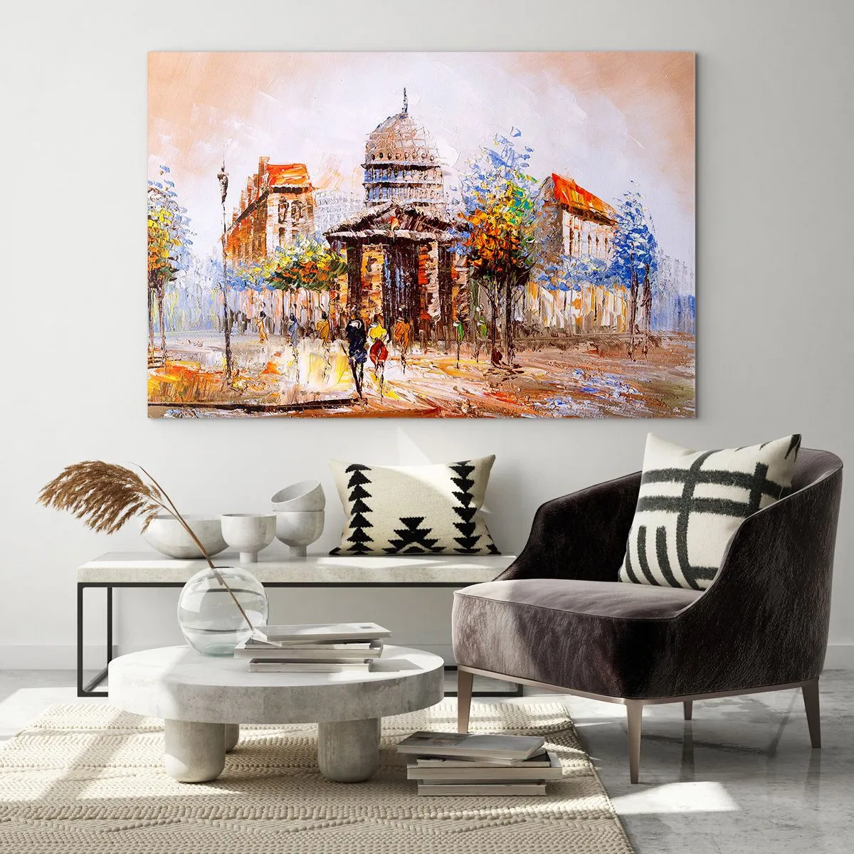 Obraz na skle - Malebná městská ulice s historickou budovou v pozadí - 70x50cm - Pařížská procházka - Moderní nástěnná dekorace do obývacího pokoje a ložnice ARTTOR