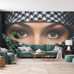 Fototapeta Standard Eco - Ženské zelené oči orámované černobílým vzorem látky - 100x70cm - Portrét zahalené zelenooké krásky - Moderní nástěnná dekorace do obývacího pokoje a ložnice ARTTOR