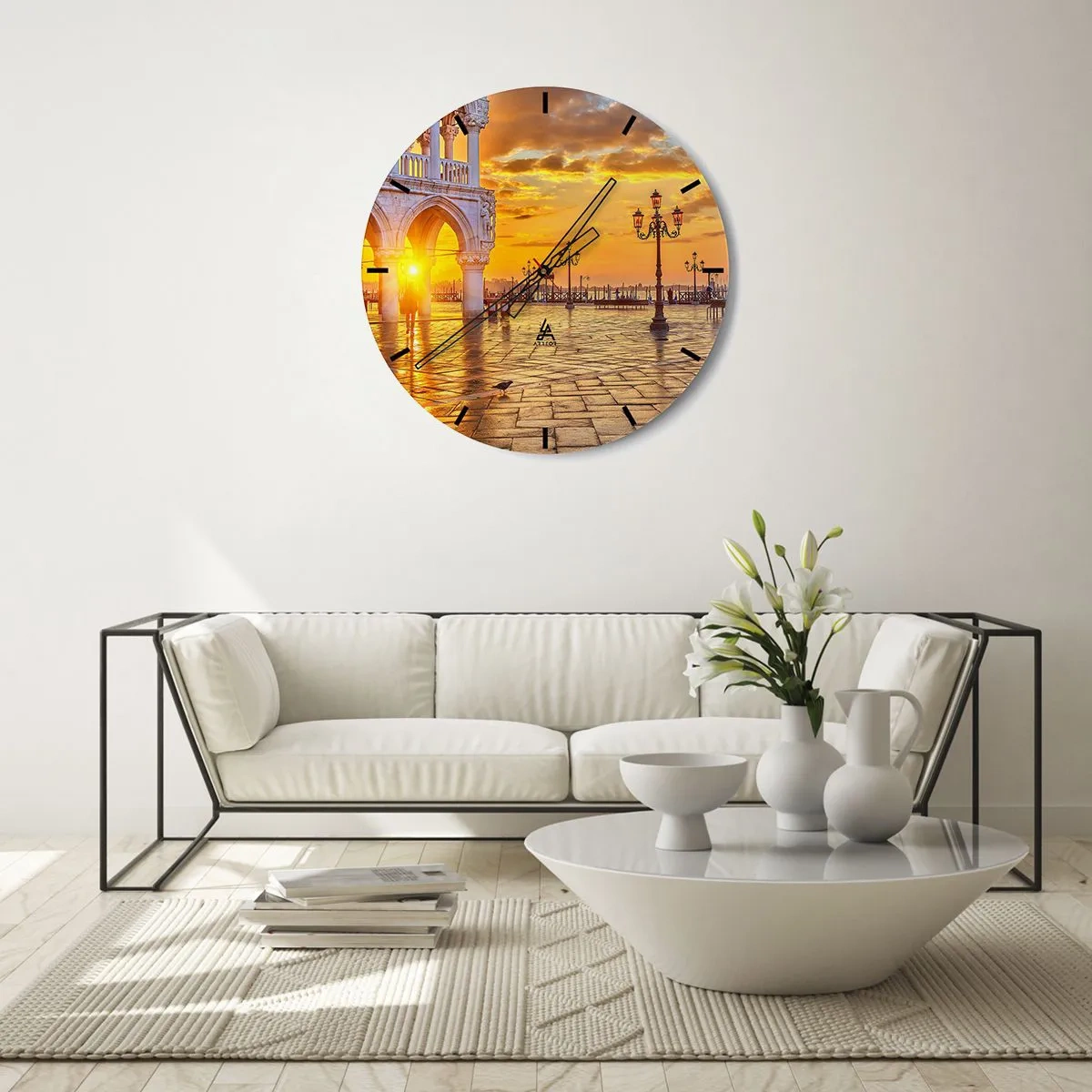 Nástěnné hodiny - Náměstí při východu slunce s lucernami a architektonickými sloupy - 30x30cm - Kde jsou všichni? - Moderní nástěnná dekorace do obývacího pokoje, kuchyně a ložnice ARTTOR