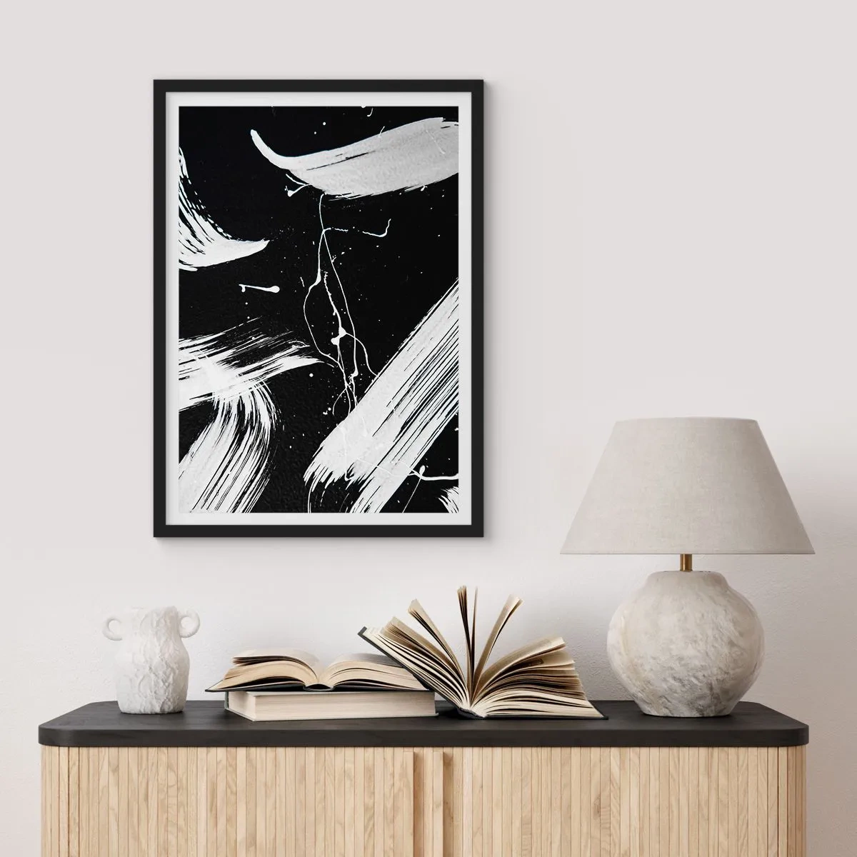 Plakát v černém rámu - Abstraktní kompozice černobílých tahů štětcem - 50x70cm - Prolomit temnotu - Moderní nástěnná dekorace do obývacího pokoje a ložnice ARTTOR