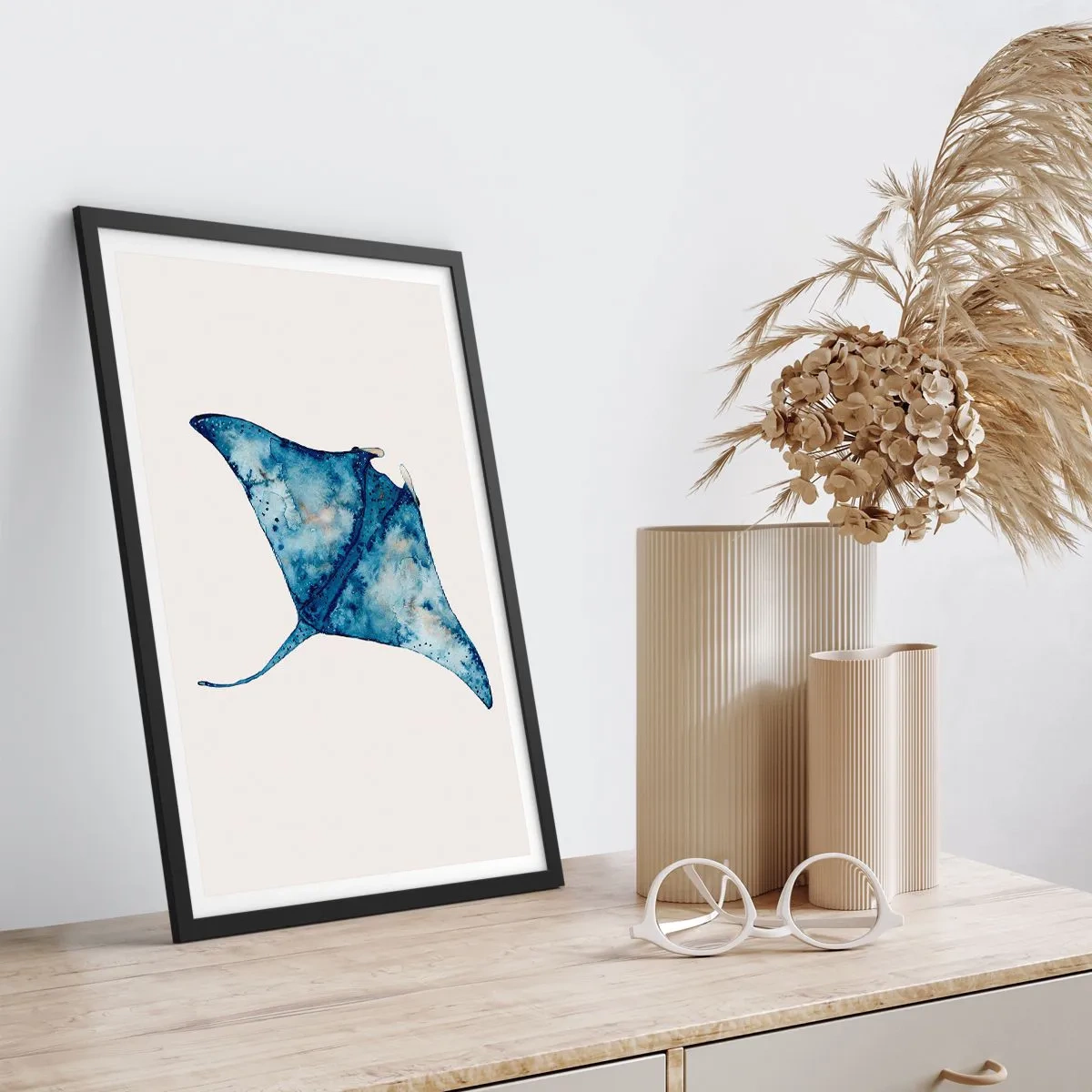 Plakát v černém rámu - Kresba rejnoka v odstínech modré - 50x70cm - Život v modři - Moderní nástěnná dekorace do obývacího pokoje a ložnice ARTTOR