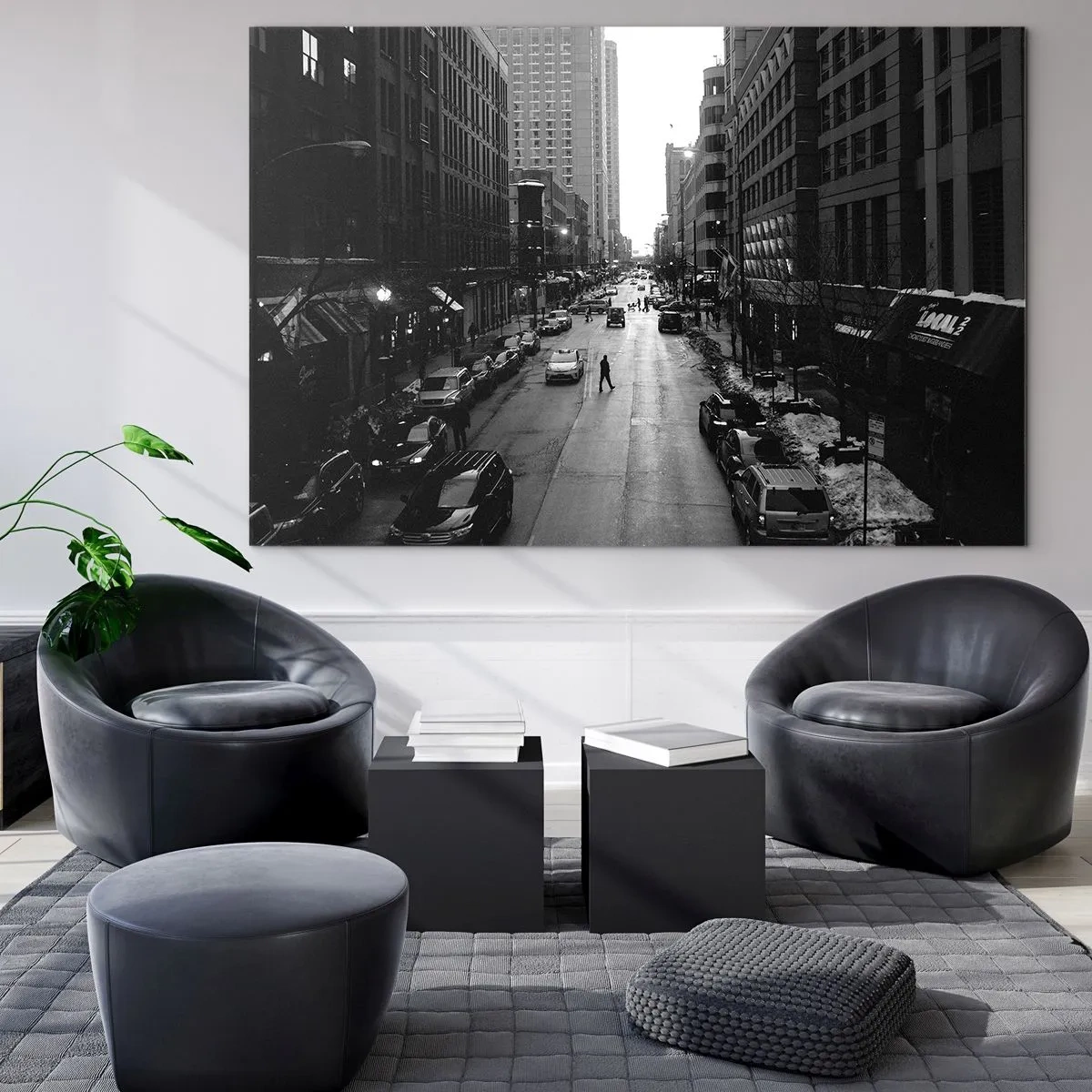 Obraz na skle - Černobílá ulice s kolemjdoucím mezi moderními budovami - 70x50cm - Další den, jako každý jiný - Moderní nástěnná dekorace do obývacího pokoje a ložnice ARTTOR