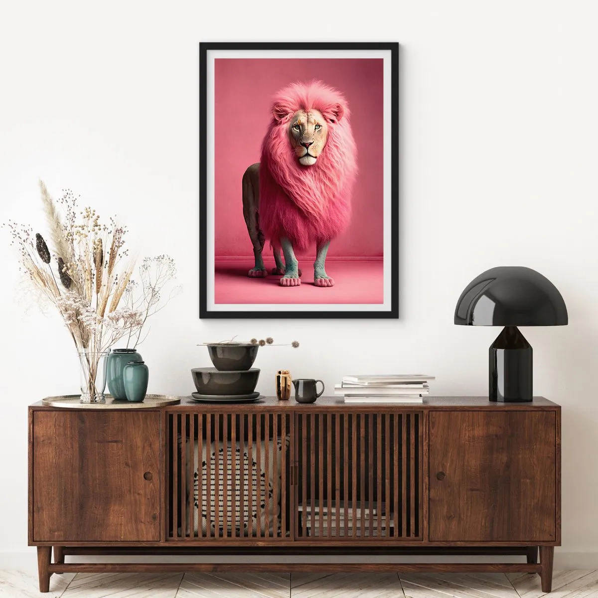 Plakát v černém rámu - Lev s růžovou hřívou na růžovém pozadí - 50x70cm - A už se nebojíš - Moderní nástěnná dekorace do obývacího pokoje a ložnice ARTTOR