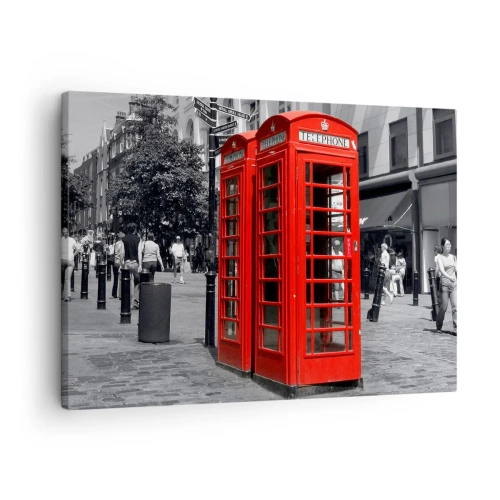 Obraz na plátně - Červené telefonní budky na černobílém městském pozadí. - 70x50cm - Červené telefonní budky - Moderní nástěnná dekorace do obývacího pokoje a ložnice ARTTOR