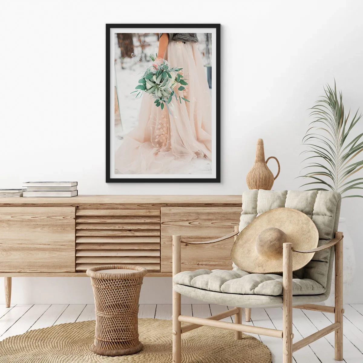Plakát v černém rámu - Nevěsta v béžových šatech držící kytici ve sněhu - 50x70cm - A žili šťastně až do smrti - Moderní nástěnná dekorace do obývacího pokoje a ložnice ARTTOR