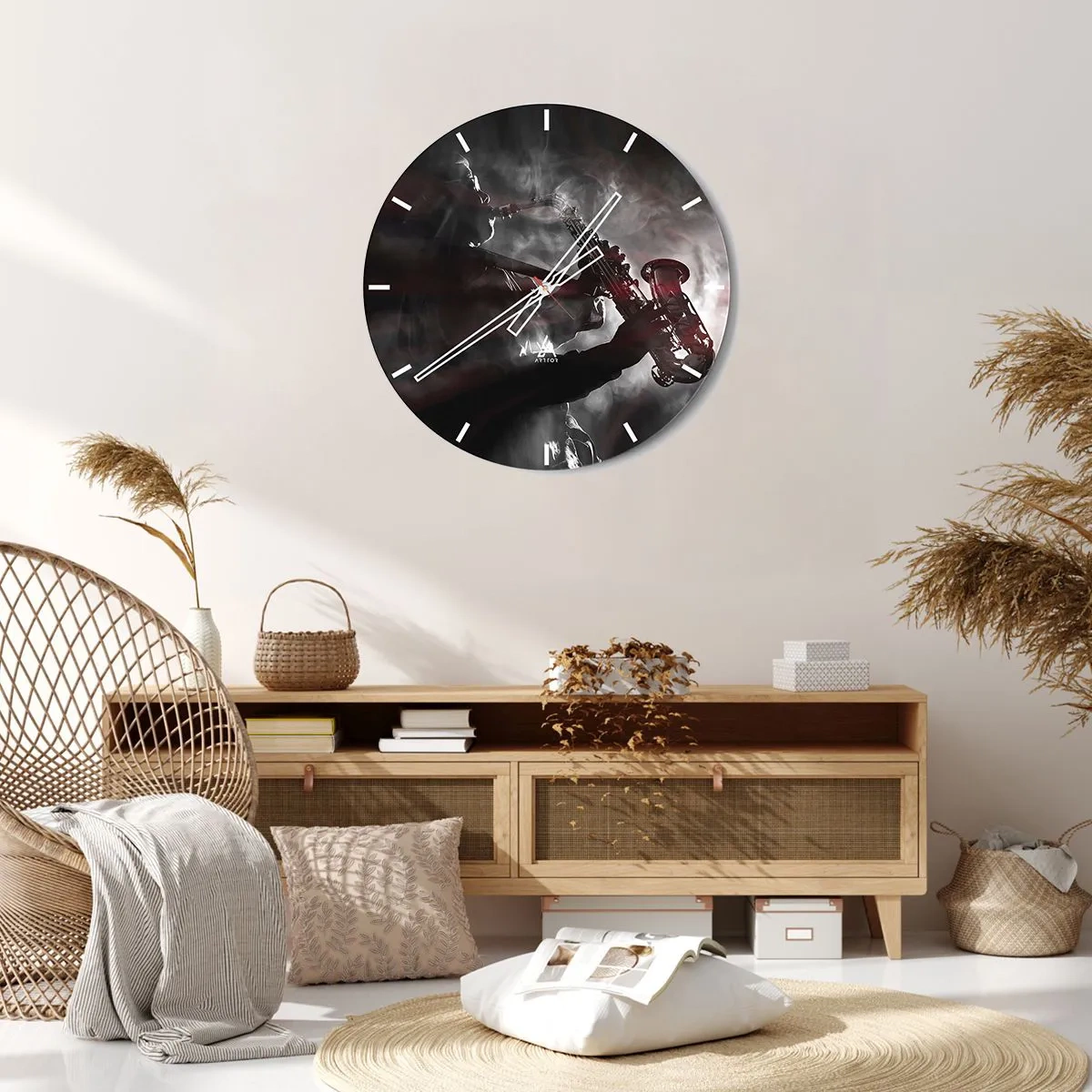 Nástěnné hodiny - Saxofonista v kouři v černobílém stylu - 30x30cm - V oparu jazzu - Moderní nástěnná dekorace do obývacího pokoje, kuchyně a ložnice ARTTOR