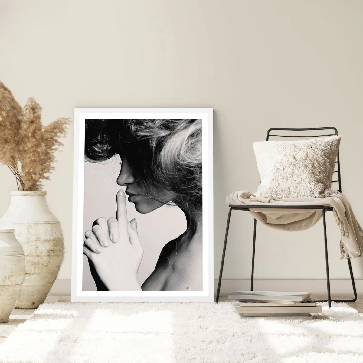 Plakát v bílém rámu - Zahleděná do sebe - 50x70 cm