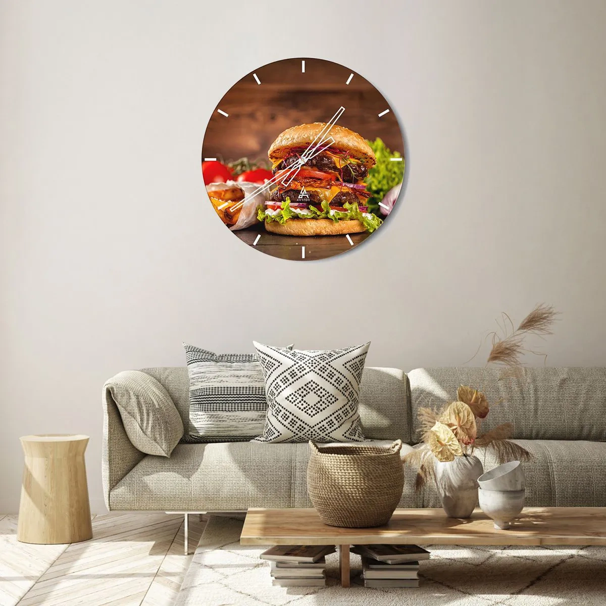 Nástěnné hodiny - Šťavnatý burger s polevou na dřevěném pozadí - 30x30cm - Zakázané ovoce - Moderní nástěnná dekorace do obývacího pokoje, kuchyně a ložnice ARTTOR