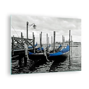 Obraz na skle - Modré gondoly na pozadí benátské krajiny - 70x50cm - Zamyšlené Benátky - Moderní nástěnná dekorace do obývacího pokoje a ložnice ARTTOR
