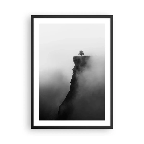 Plakát v černém rámu - Osamělý strom na okraji útesu obklopený mlhou - 50x70cm - Na okraji světa - Moderní nástěnná dekorace do obývacího pokoje a ložnice ARTTOR
