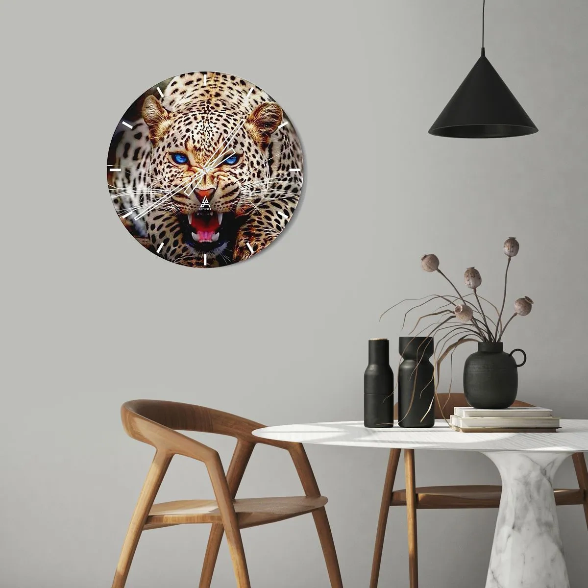 Nástěnné hodiny - Hrozivý leopard s modrýma očima na pozadí přírody - 30x30cm - Vztek kráse neškodí - Moderní nástěnná dekorace do obývacího pokoje, kuchyně a ložnice ARTTOR