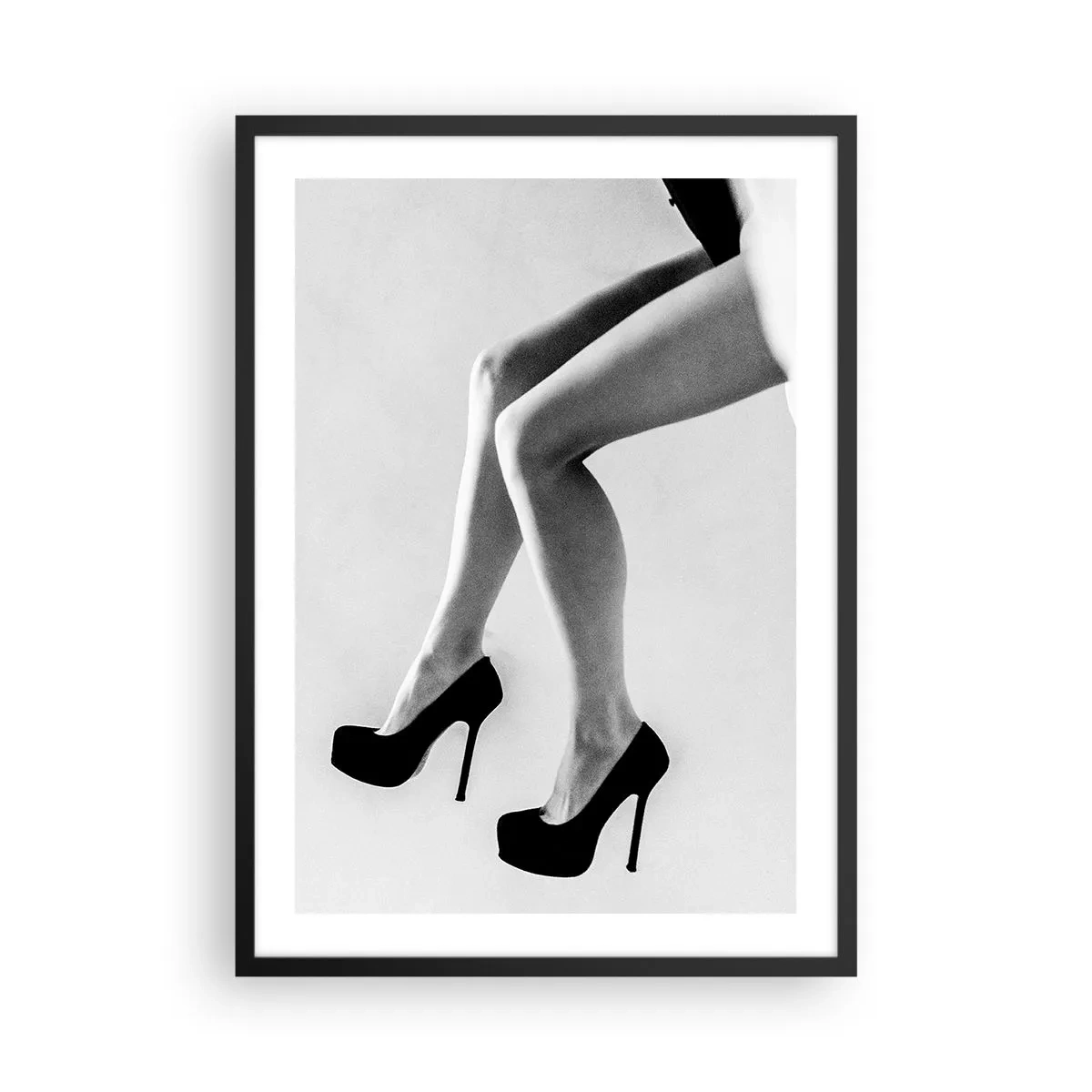 Plakát v černém rámu - Černobílá fotografie ženských nohou na vysokých podpatcích - 50x70cm - Věčná ženskost - Moderní nástěnná dekorace do obývacího pokoje a ložnice ARTTOR