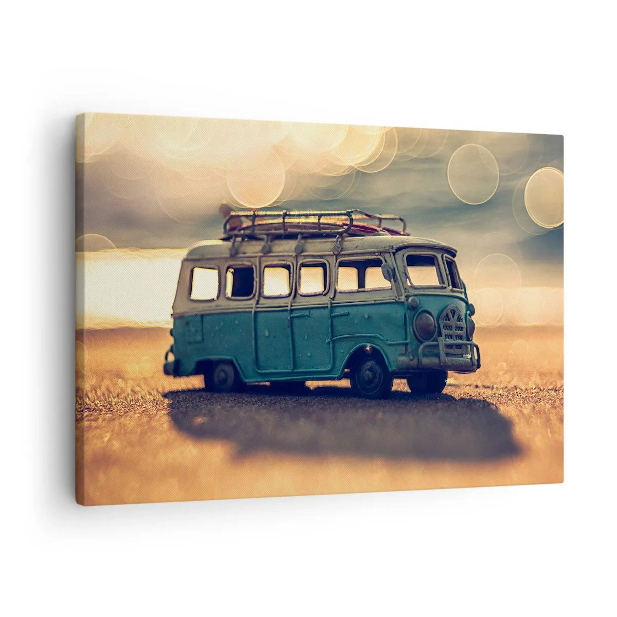 Obraz na plátně - Retro autobus proti rozmazanému světlu - 70x50cm - Konec bůžků: peněz a práce - Moderní nástěnná dekorace do obývacího pokoje a ložnice ARTTOR