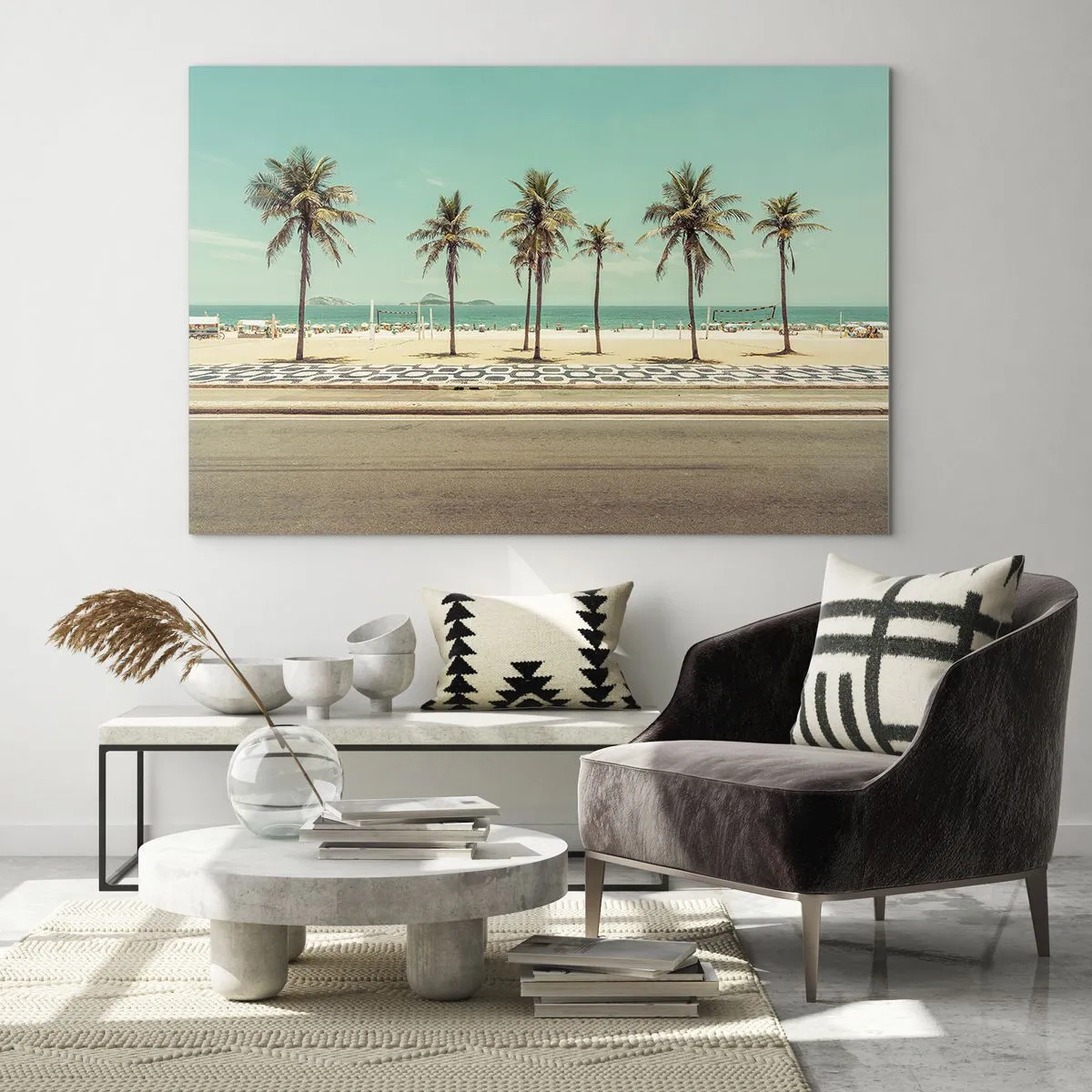 Obraz na skle - Palmy na promenádě s pláží a oceánem v pozadí - 70x50cm - Hlídání pláže - Moderní nástěnná dekorace do obývacího pokoje a ložnice ARTTOR