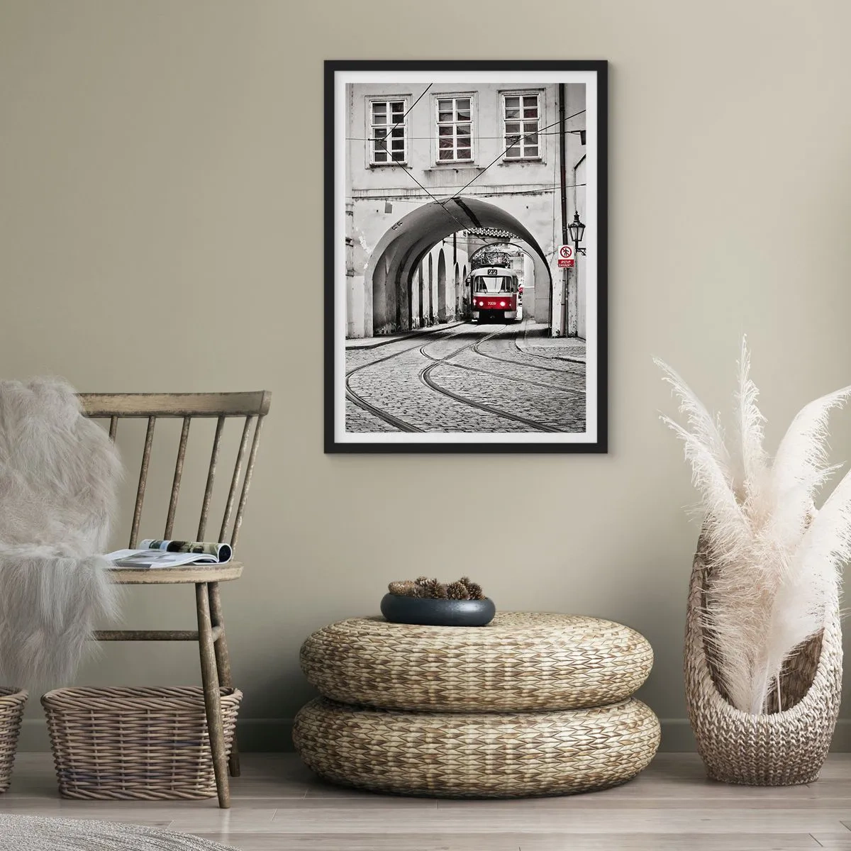 Plakát v černém rámu - Červená tramvaj v černobílém prostředí - 50x70cm - Městským labyrintem - Moderní nástěnná dekorace do obývacího pokoje a ložnice ARTTOR
