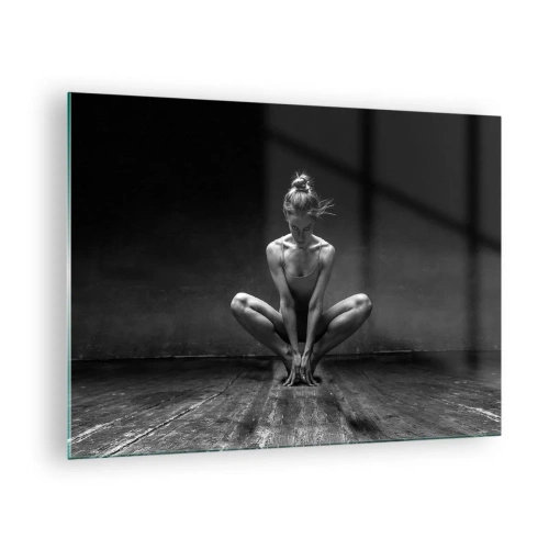 Obraz na skle - Tanečník v baletní póze na dřevěné podlaze - 70x50cm - Koncentrace taneční energie - Moderní nástěnná dekorace do obývacího pokoje a ložnice ARTTOR