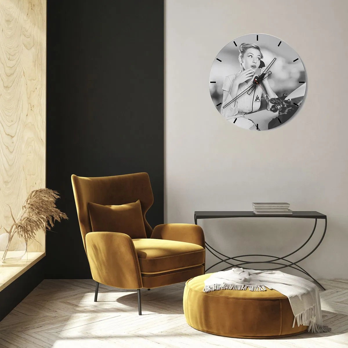 Nástěnné hodiny - Žena s retro telefonem u psacího stroje - 30x30cm - Halo, tady jsou 50. léta. - Moderní nástěnná dekorace do obývacího pokoje, kuchyně a ložnice ARTTOR