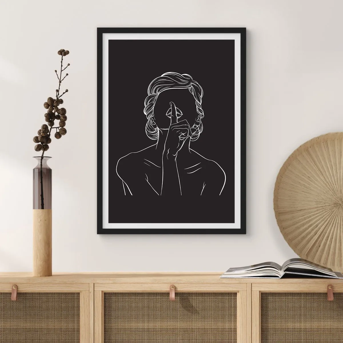 Plakát v černém rámu - Minimalistická ilustrace ženy dělající gesto ticha na černém pozadí. - 50x70cm - Krása rozkvétá v tichu - Moderní nástěnná dekorace do obývacího pokoje a ložnice ARTTOR