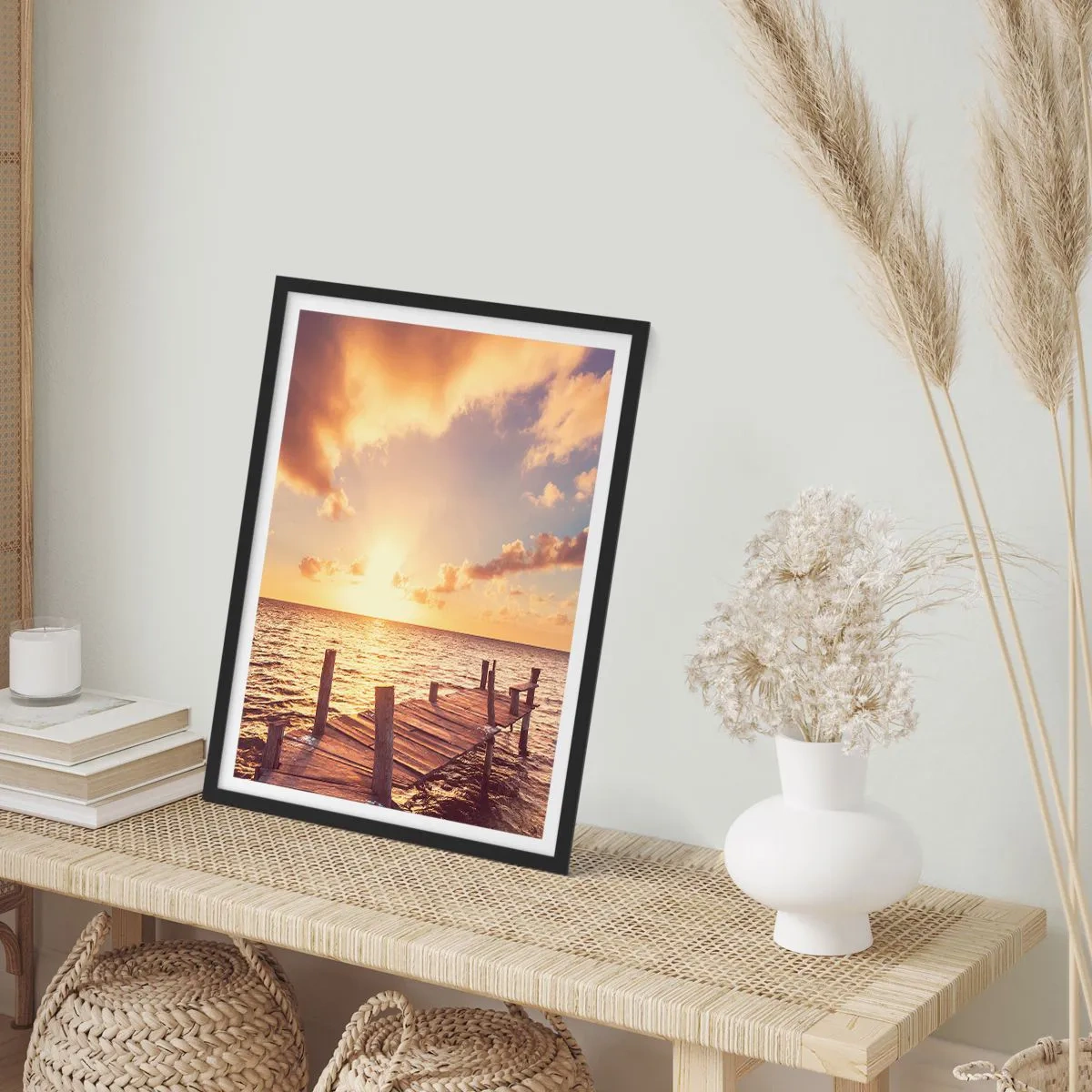 Plakát v černém rámu - Dřevěné molo proti moři při západu slunce - 50x70cm - Zlatá země laskavosti - Moderní nástěnná dekorace do obývacího pokoje a ložnice ARTTOR