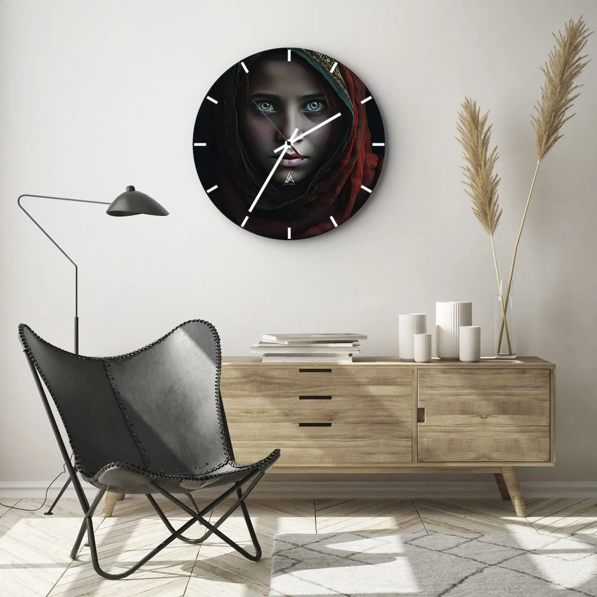 Nástěnné hodiny - Portrét dívky v červeném šátku s intenzivním pohledem - 30x30cm - Východní princezna - Moderní nástěnná dekorace do obývacího pokoje, kuchyně a ložnice ARTTOR