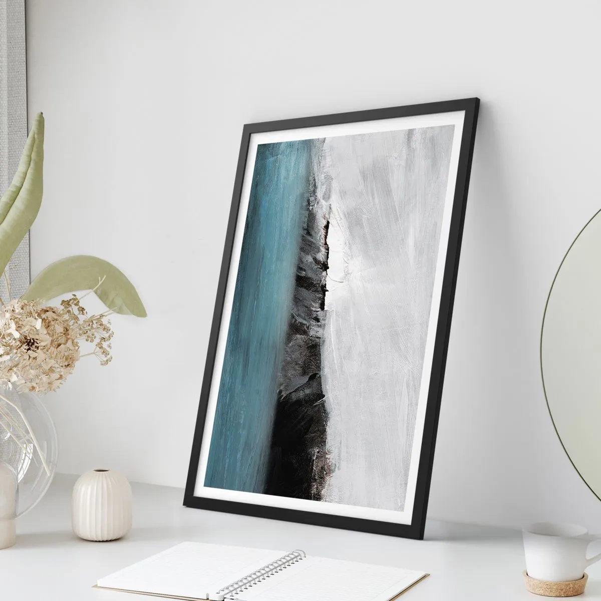 Plakát v černém rámu - Abstraktní kompozice skalnatého pobřeží a oceánu - 50x70cm - Voda – země: střet živlů - Moderní nástěnná dekorace do obývacího pokoje a ložnice ARTTOR
