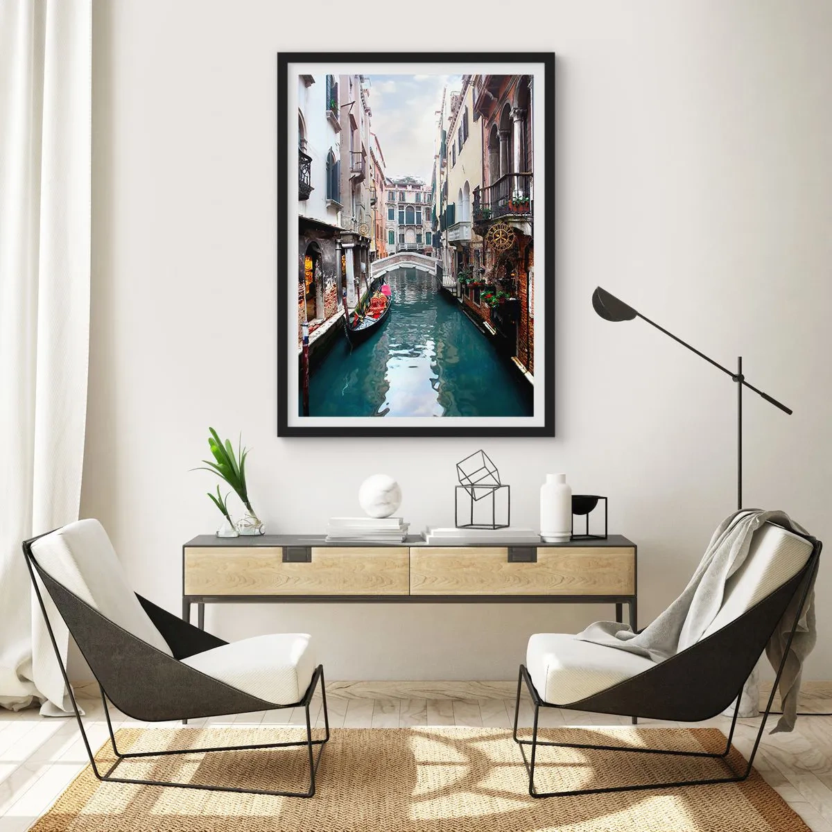 Plakát v černém rámu - Benátský kanál s gondolou a mostem - 50x70cm - Benátská krajina s gondolou a můstkem - Moderní nástěnná dekorace do obývacího pokoje a ložnice ARTTOR
