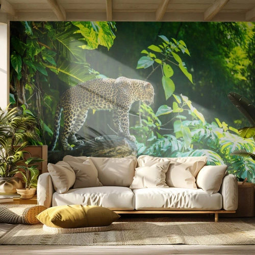 Fototapeta Standard Eco - Leopard na větvi v husté tropické džungli - 100x70cm - Na lov? - Moderní nástěnná dekorace do obývacího pokoje a ložnice ARTTOR