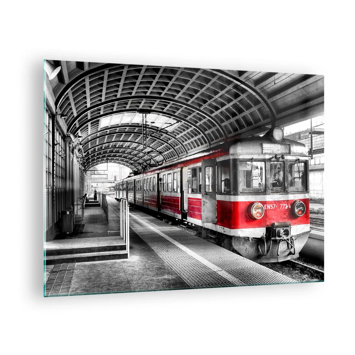 Obraz na skle - Červený vlak na nádraží pod střechou - 70x50cm - Možná je to životní cesta? - Moderní nástěnná dekorace do obývacího pokoje a ložnice ARTTOR