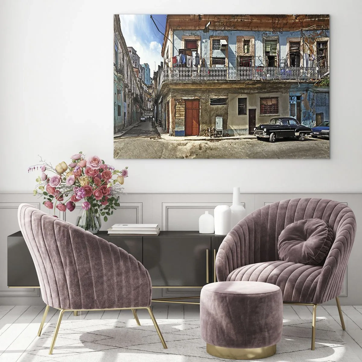 Obraz na skle - Retro ulice s klasickými budovami a autem - 70x50cm - Havajský nádech - Moderní nástěnná dekorace do obývacího pokoje a ložnice ARTTOR