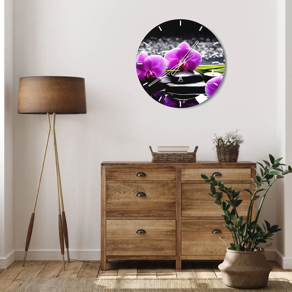 Nástěnné hodiny - Fialové orchideje s kameny a svíčkou na vodě - 30x30cm - Utonout v tichu a klidu - Moderní nástěnná dekorace do obývacího pokoje, kuchyně a ložnice ARTTOR